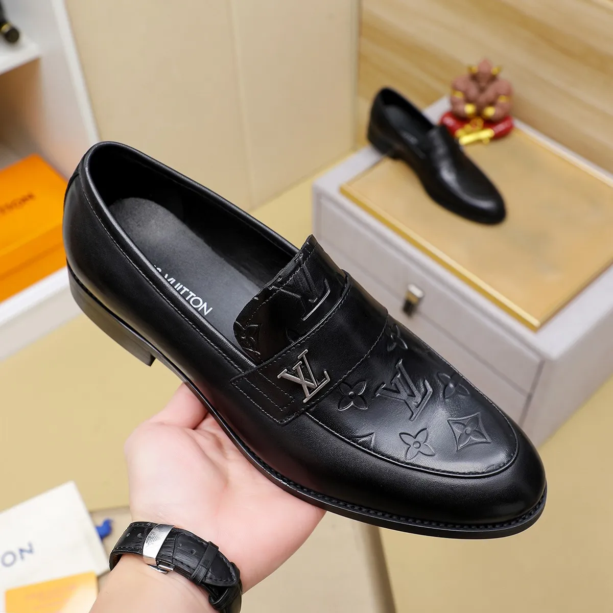 Men's Men's Shoes 💰420 💰[Louis Vuitton] LV high-end business formal leather shoes! ! Luxurious and elegant style, equal emphasis on practicality and style, professional focus on details and quality, counter original 1⃣️: 1⃣️ super accurate reproduction👍🏻! Material: The upper is made of imported original soft 🐂cowhide ➕imported first-layer sheepskin lining. Original anti-slip and wear-resistant outsole! Code number: 39--45, (38.46 custom-made) Large quantities in stock!